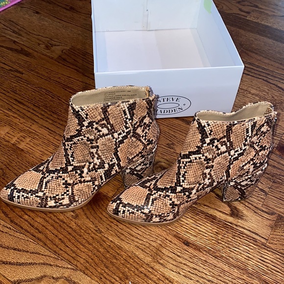 Steve Madden Shoes - Steve Madden boots size 6